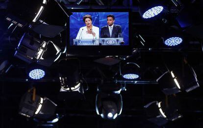 Dilma e A&eacute;cio no primeiro debate do segundo turno.