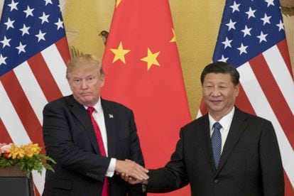 O presidente dos EUA, Donald Trump, e seu homólogo chinês, Xi Jinping, cumprimentam-se em Pequim.