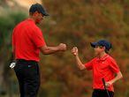 Tiger Woods y su hijo Charlie durante la ronda final del Campeonato PNC en el Ritz Carlton Golf Club el 20 de diciembre de 2020.