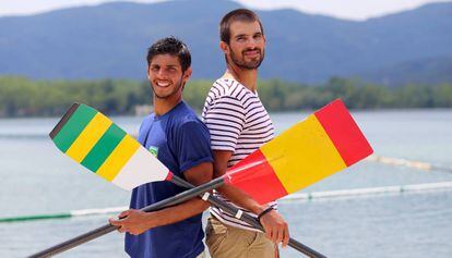 Xavi, que compete pelo Brasil, e Pau, pela Espanha, no lago de Banyoles, com os remos de suas seleções trocados.