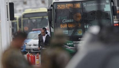 Sequestrador que manteve passageiros reféns em ônibus na ponrte Rio-Niterói aponta para uma das vítimas, nesta terça-feira.