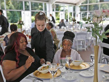 Trishell Crawford e sua filha Jacqueline, duas das convidadas ao banquete de caridade.