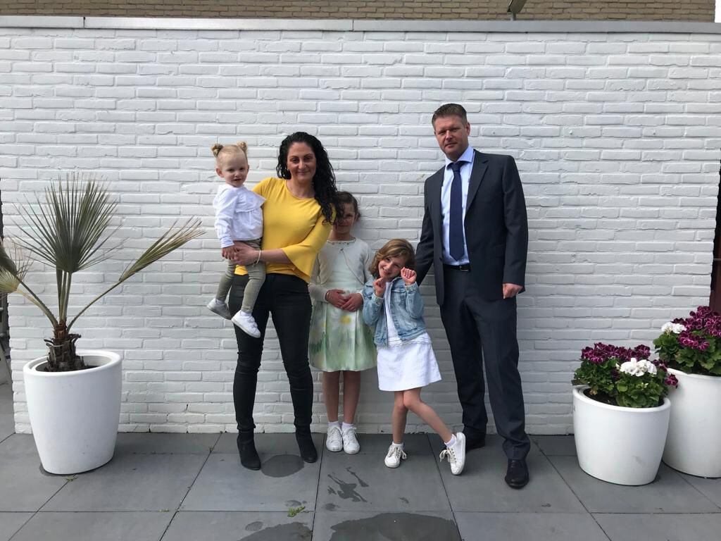 Prejudicados pelo Governo holandês, Steve Kuipers e Sara Aykaz com suas filhas