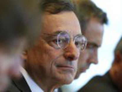 O presidente do Banco Central Europeu diz que a região está em  ponto morto  e se prepara para a compra de dívida pública e privada