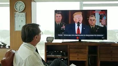 Em vídeo publicado em suas redes sociais, o presidente Jair Bolsonaro assiste ao pronunciamento de Donald Trump nesta quarta-feira.