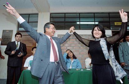 Alberto Fujimori e sua filha Keiko comemorando uma vitória em 1995.