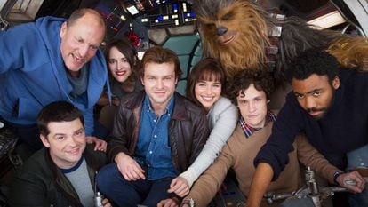Única imagem publicada do filme sobre a juventude de Han Solo (Alden Ehrenreich, no centro, de jaqueta).