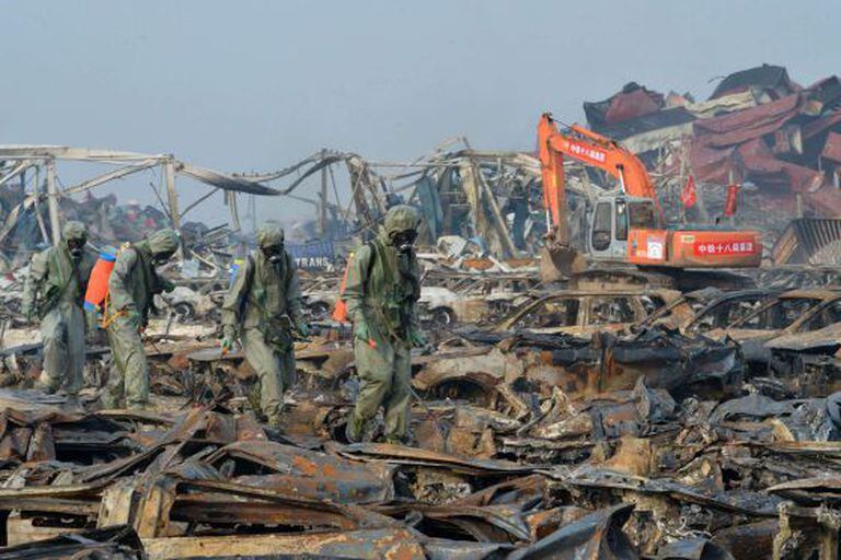 Trabalhadores tentam descontaminar zona afetada por explosões em Tianjin.
