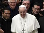 El papa Francisco, rodeado de sacerdotes, hoy en el Vaticano.