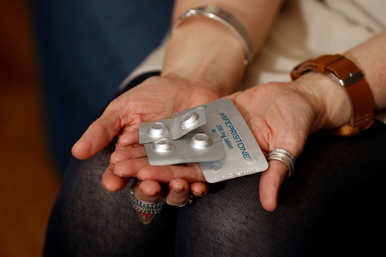Ativista pró-escolha mostra medicamento considerado seguro às mulheres, mas que está sendo negado na Irlanda do Norte, onde o aborto é legal.