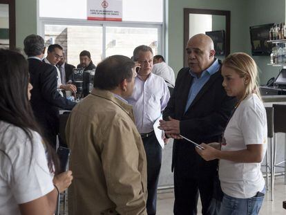 A esposa do opositor Leopoldo López, Lilian Tintori, na terça-feira com o secretário-geral da MUD, Jesús Torrealba, em Caracas.
