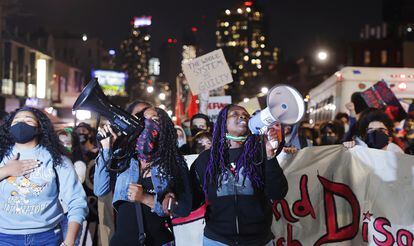 Manifestantes en Brooklyn, Nueva York, tras el veredicto del 'caso George Floyd'