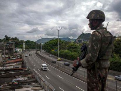 A partir desta sexta, general Walter Braga Netto passa a ter poderes de governador na área de segurança pública. Especialistas temem aumento de violações de direitos humanos e que solução seja paliativa