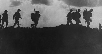 Soldados britânicos percorrem uma colina durante a batalha.