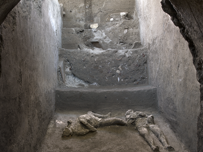 Corpos de duas vítimas de Pompeia, surpreendidas pela erupção do Vesúvio no ano 79.