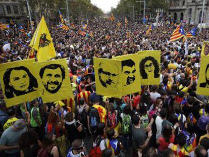 Onda de protestos chega ao quinto dia com greve geral e manifestação unificada em Barcelona; prisão de líderes catalães independentistas motivou atos em todo o país