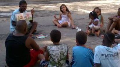 Roberto lê para as crianças do Morro do Zinco.
