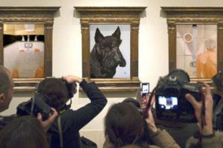 Fotógrafos registram quadro pintado por George W. Bush.