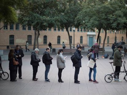 Fila para votar em uma escola em Barcelona.