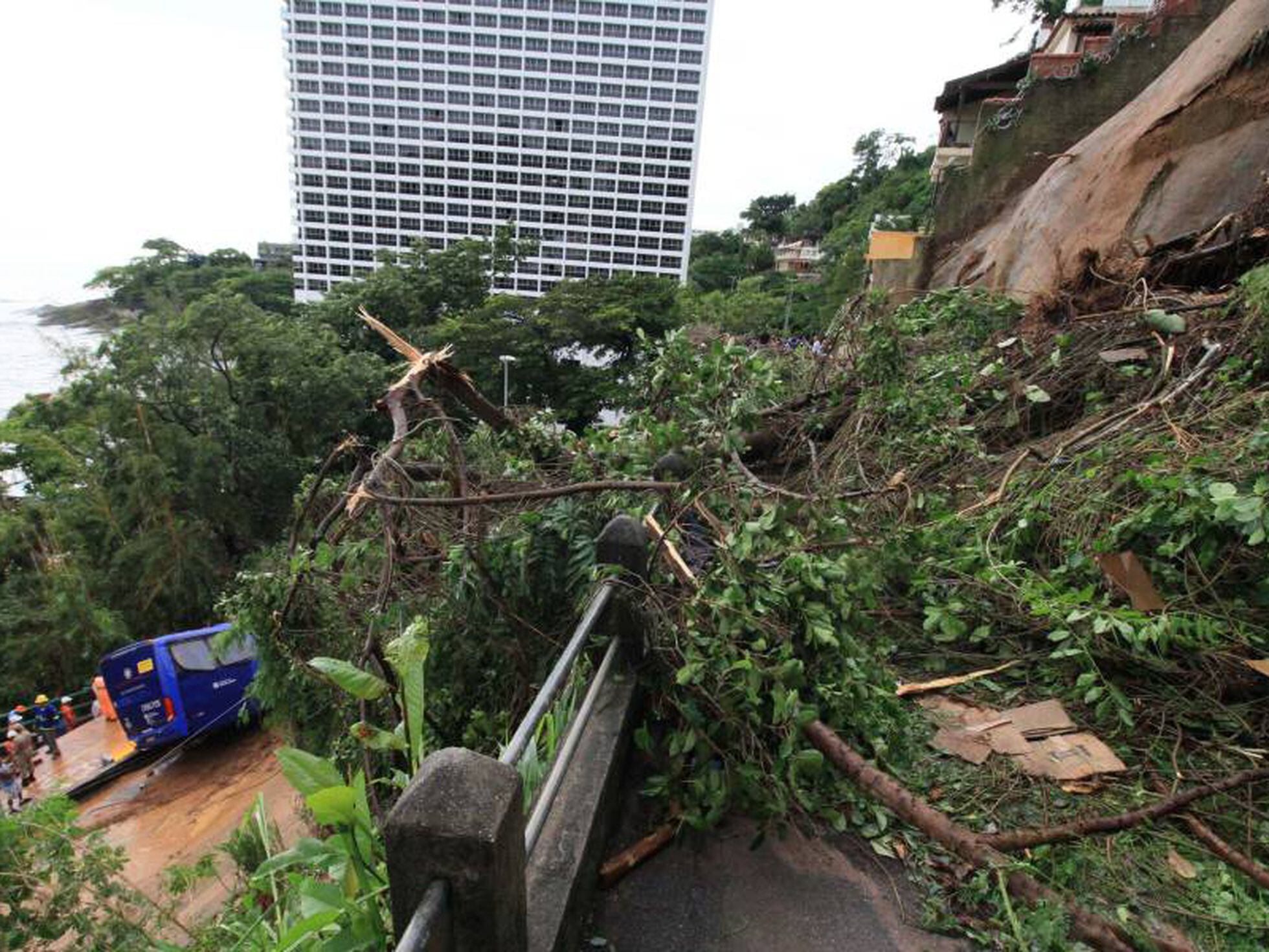 Treze morrem após desabamento por temporal na Argentina