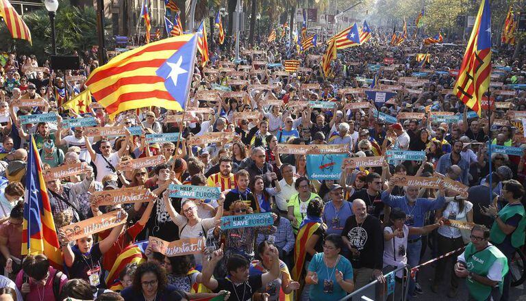 Ambiente independentista na parte externa do Parlament da Catalunha, em Barcelona.
