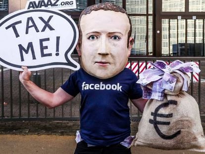 Manifestante protesta contra Mark Zuckerberg, criador do Facebook.