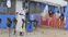 Meninos com ebola observam preparativos do funcionário encarregado de tratá-los, no condado de Bong (Libéria).