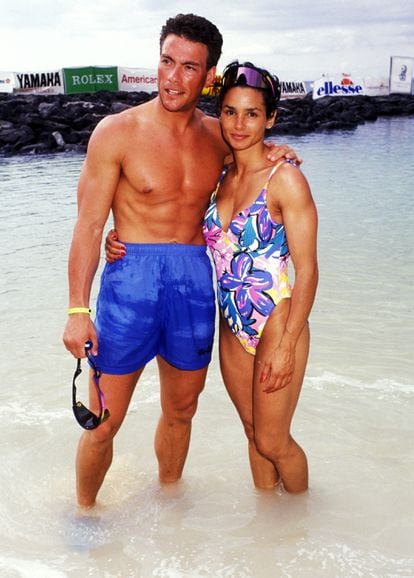 Van Damme e Gladys Portugues, sua ex-esposa e mais tarde novamente esposa, posam para a imprensa na costa do Havaí em 1991