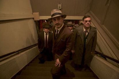 O agente que persegue Neruda, interpretado por Gael García Bernal.