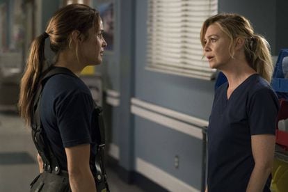 Ellen Pompeo e, à esquerda, Jaina Lee Ortiz, em uma cena da história derivada de 'Grey's Anatomy', da qual ainda não se sabe o título.