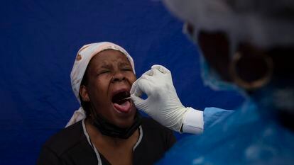 Uma mulher se submete a um exame de covid-19 num local de Soweto, na África do Sul, nesta quinta-feira.