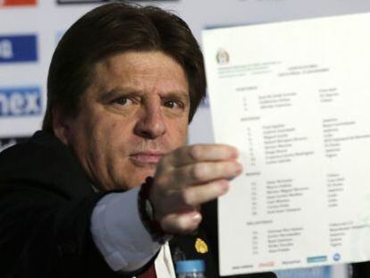 Miguel Herrera mostra a lista dos jogadores que irão à Copa.