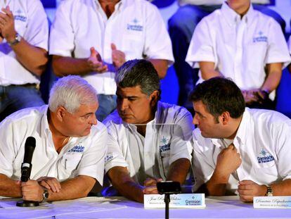 Da esquerda para a direita: o ex-presidente do Panamá Ricardo Martinelli com os ex-ministros José Raúl Mulino (Governo e Justiça) e Demetrio Papadimitriu (Presidência)