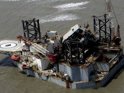 Plataforma petrolífera encalhada na ilha de Dauphin, Alabama, após a passagem do Katrina.