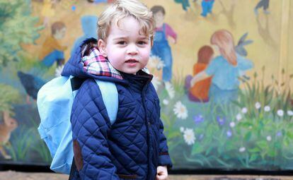 O príncipe George em seu primeiro dia de creche.
