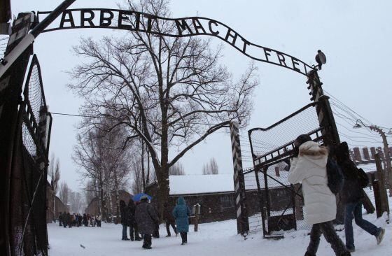 Visitantes na entrada do museu de Auschwitz.