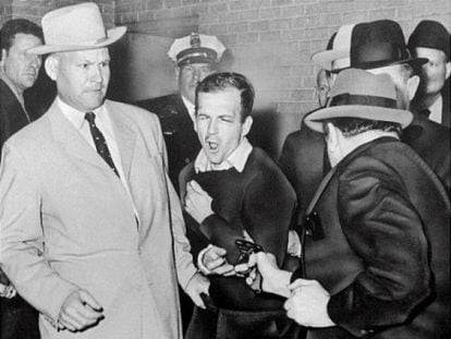 Jack Ruby atira em Lee Harvey Oswald quando era levado para a prisão (24 de novembro de 1963).