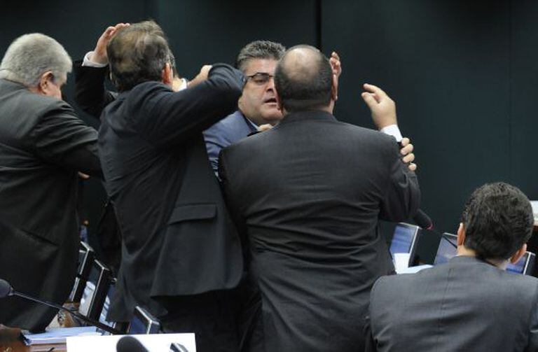 Deputados saem no tapa durante sessão do Conselho de Ética, nesta quinta.