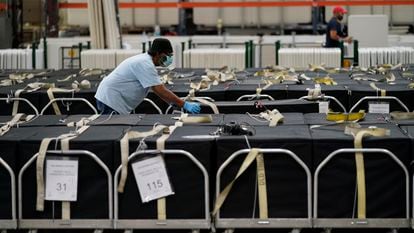 Um trabalhador da contagem de votos move máquinas de votação no Clark County Election Department, em Las Vegas, Nevada.