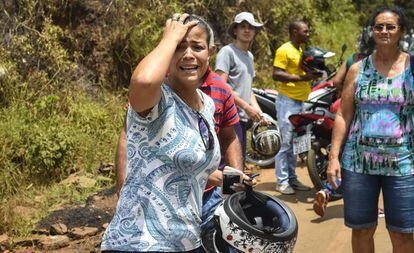Mulher chora ao observar os estragos causados pelo rompimento da barragem em Brumadinho.
