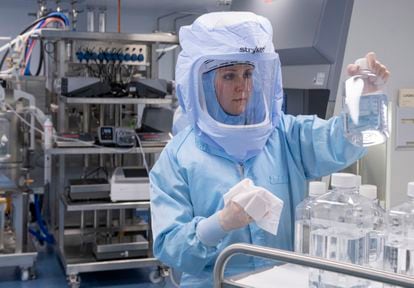 Funcionária da BioNTech simula as etapas finais da produção da vacina Corona em Marburg (Alemanha).