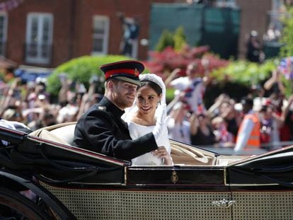 Príncipe Harry e Meghan Markle, em passeio de carruagem após cerimônia na capela de São Jorge.