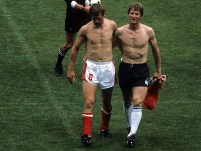 O austríaco Hattenberger, à esquerda, com o alemão Föster, depois do jogo de 25 de junho de 1982, em El Molinón.