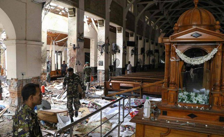 Interior da igreja de Santo Antônio, em Colombo, depois de uma da explosões.