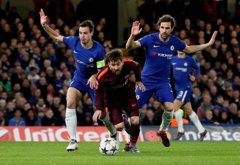 Messi disputa bola com Cesar Azpilicueta e Cesc Fabregas no jogo de ida entre o Barça e o Chelsea.