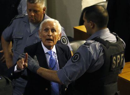 Etchecolatz, ex-chefe da inteligência da Polícia de Buenos Aires, depois de escutar a sentença em Buenos Aires.