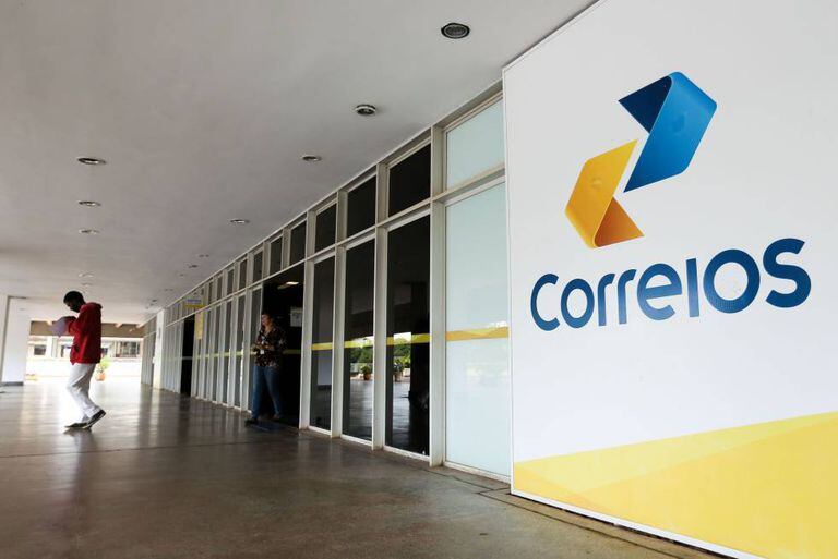 Funcionários dos Correios entram em greve.