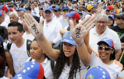 Os venezuelanos protestam contra a violência em seu país.