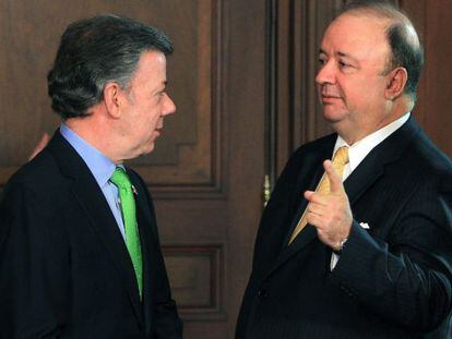 Juan Manuel Santos e o ministro da Defesa nesta segunda.