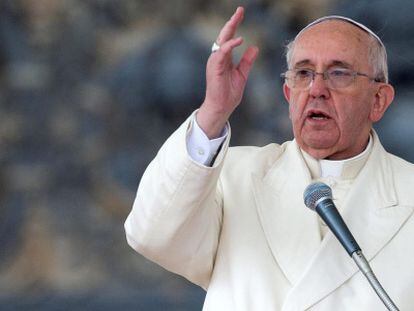 O Papa Francisco abençoa os fiéis no Vaticano.